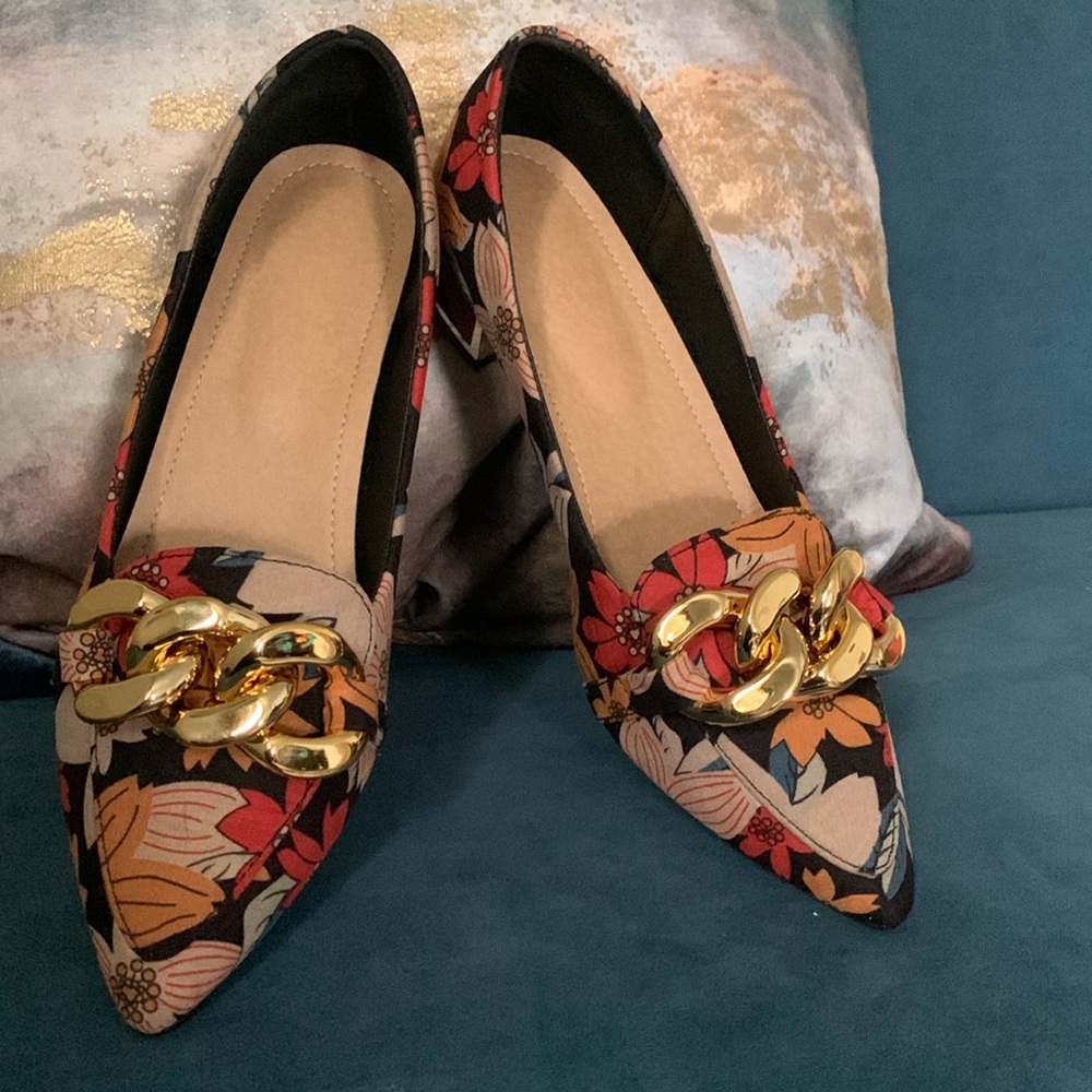 Chic multicolored loafers adorned with a stylish chain decor print on the toe.